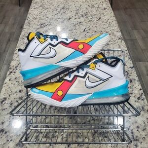 Nike Lebron 18 low "Family Guy" (EUC) *replacement box*